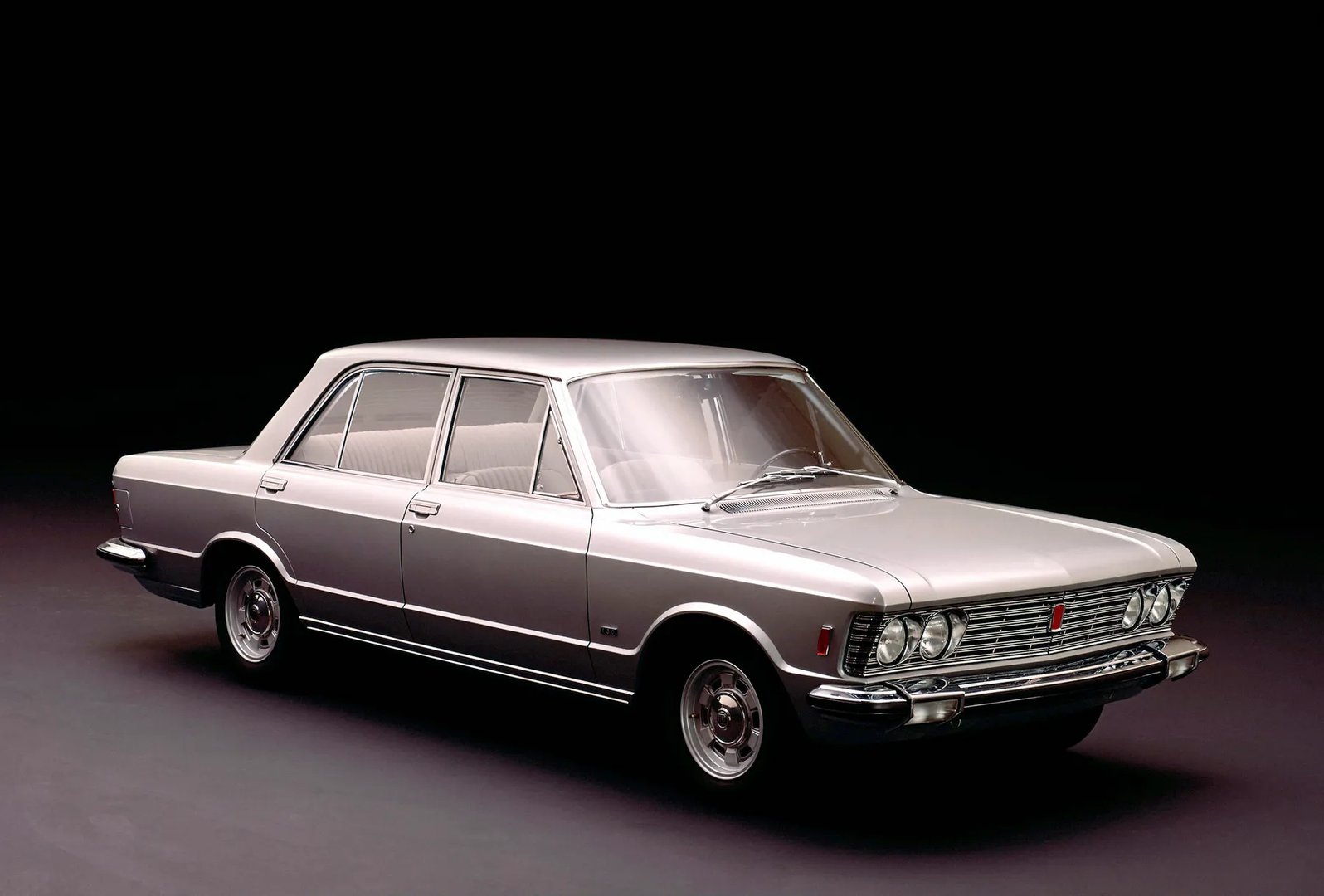 Fiat_130_1_generation__Sedan__7.jpg