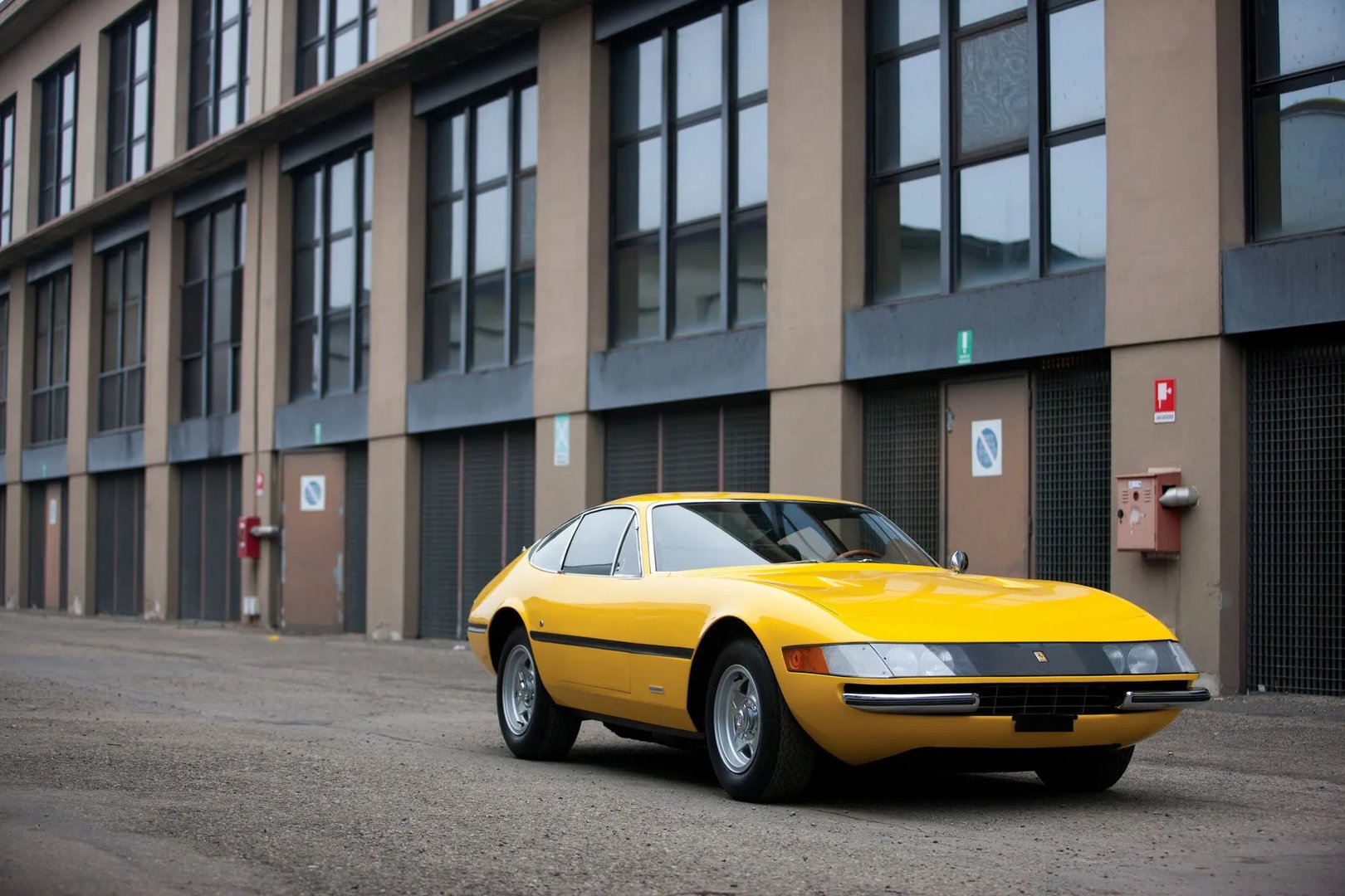 Ferrari_365_GTS_Daytona_1_generation__Coupe__1.jpg