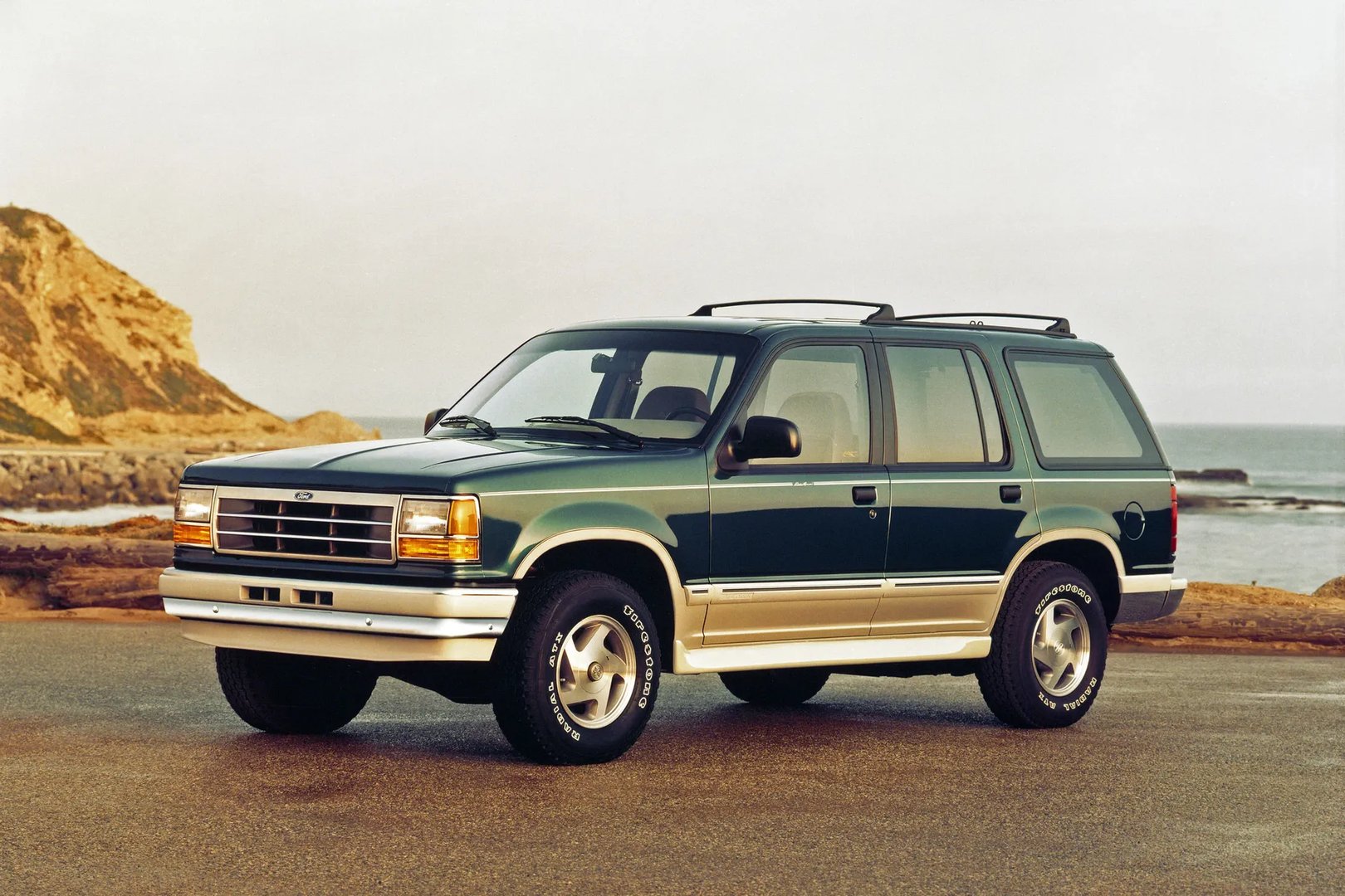 Ford_Explorer_1_generation__SUV_5-doors__10.jpg