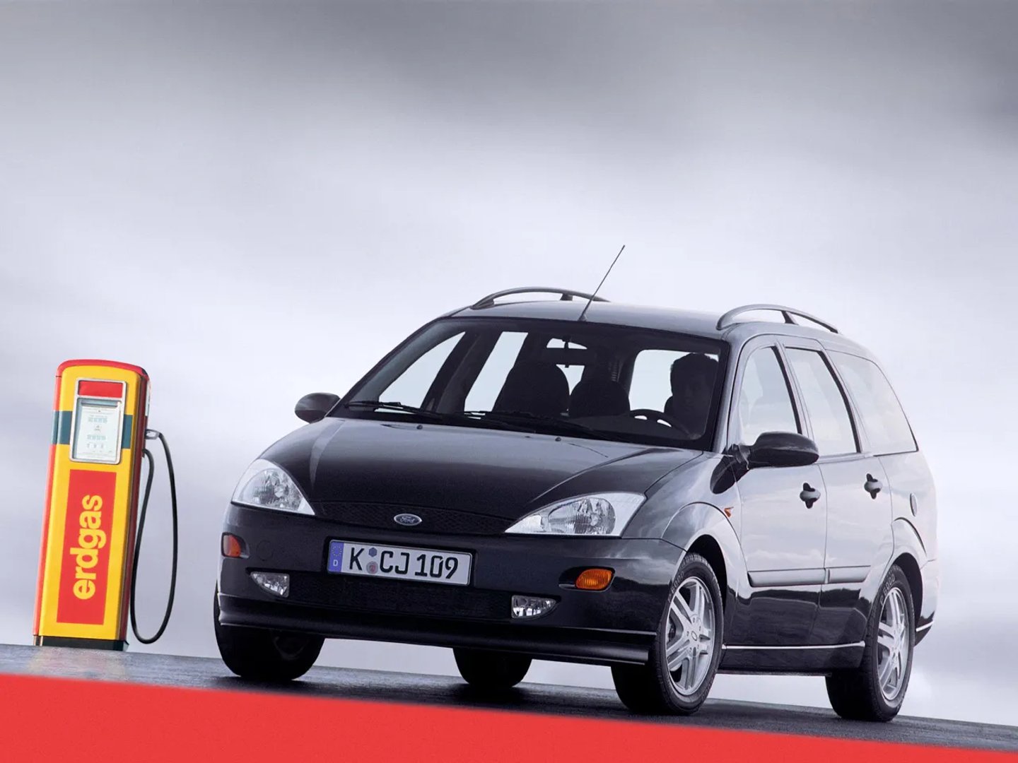 Ford_Focus_1_generation__Estate_5-door__4.jpg