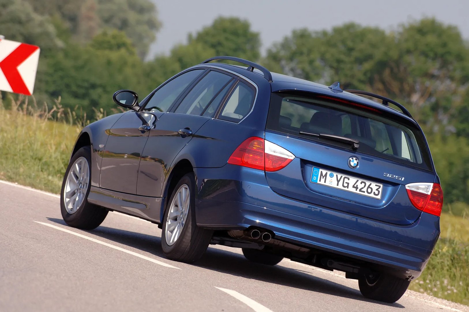 BMW_3_series_5_generation__Estate_5-door__12.jpg