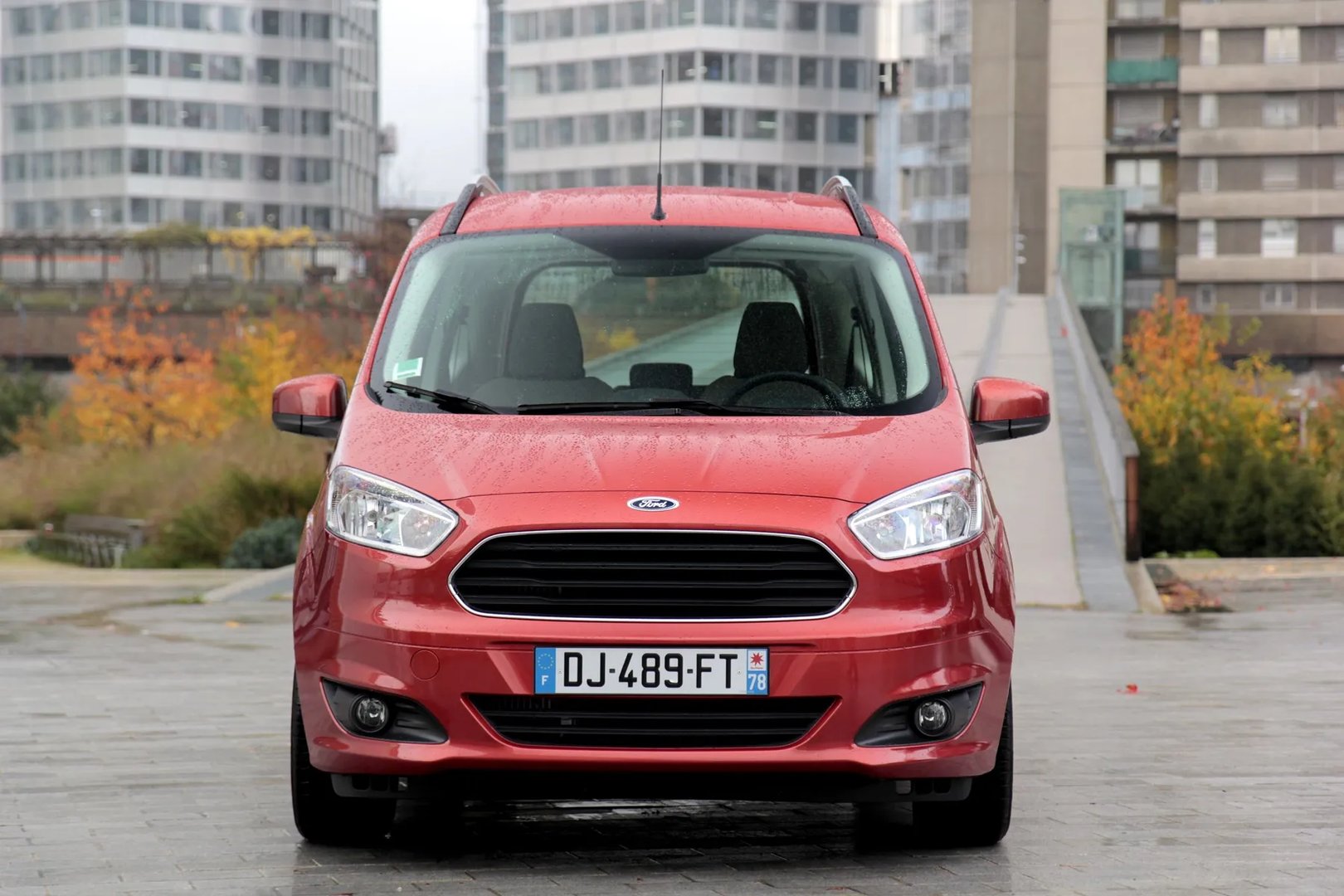 Ford_Tourneo_Courier_1_generation__Compact_Van__2.jpg