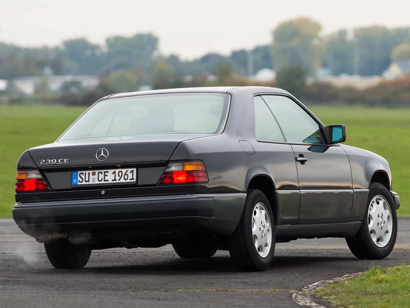 Mercedes_E-Class_1_generation__Coupe_Hardtop__3.jpg