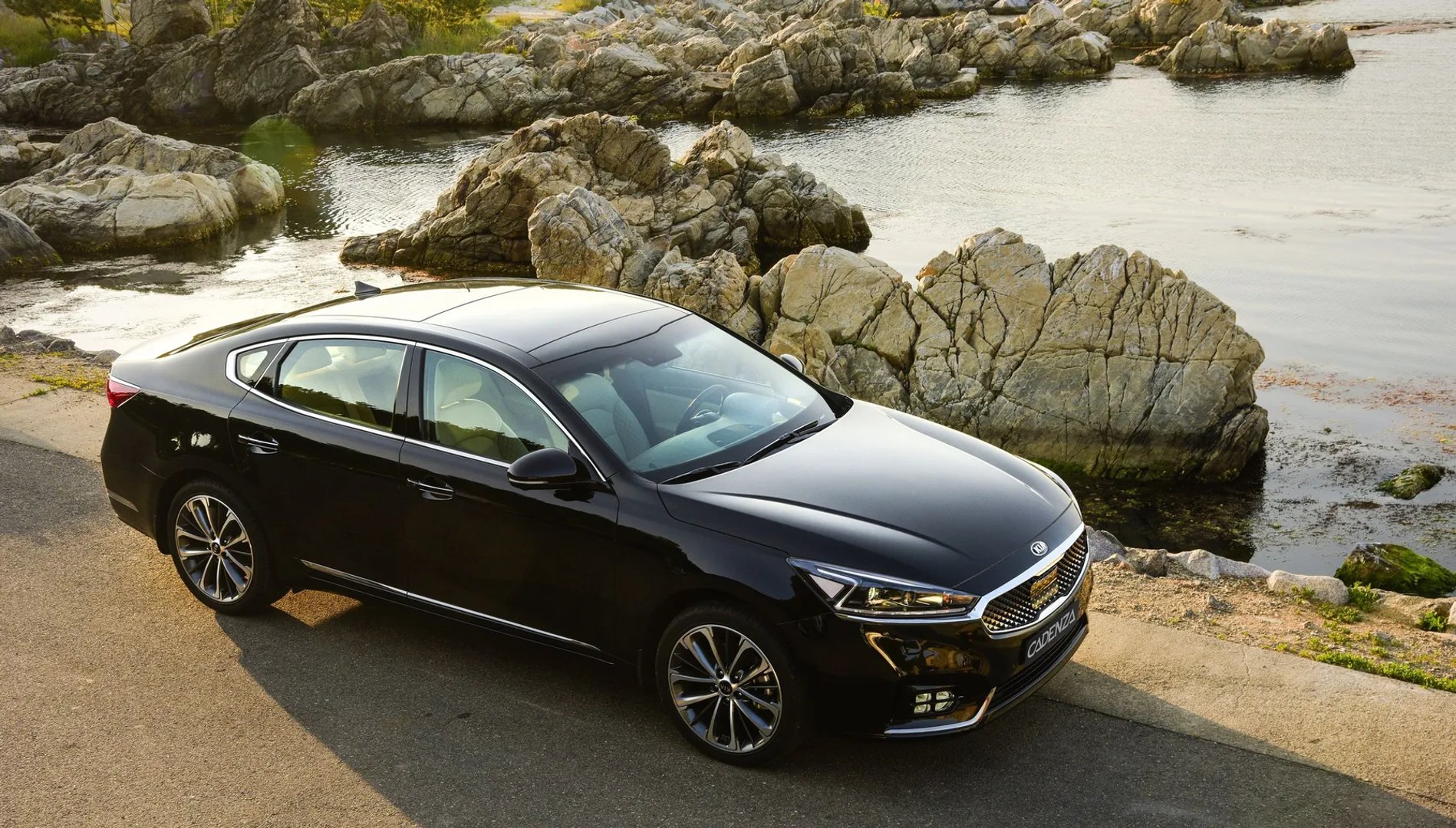 Kia_Cadenza_2_generation__Sedan__10.jpg