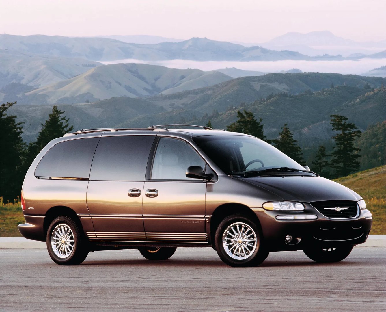Chrysler_Town_&amp;_Country_3_generation__Minivan__1.jpg