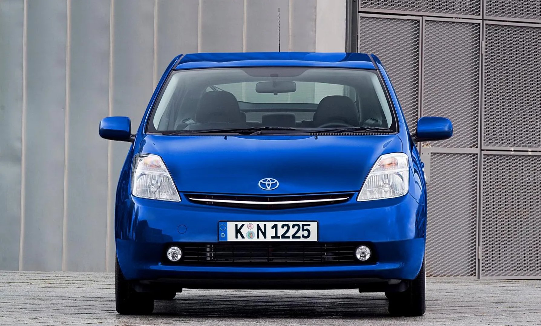 Toyota_Prius_2_generation_restyling__Liftback__10.jpg