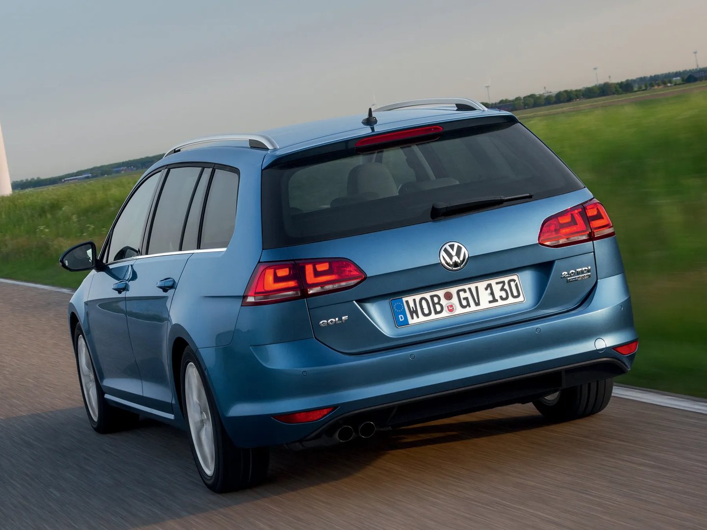 Volkswagen_Golf_7_generation__Estate_5-door__2.jpg