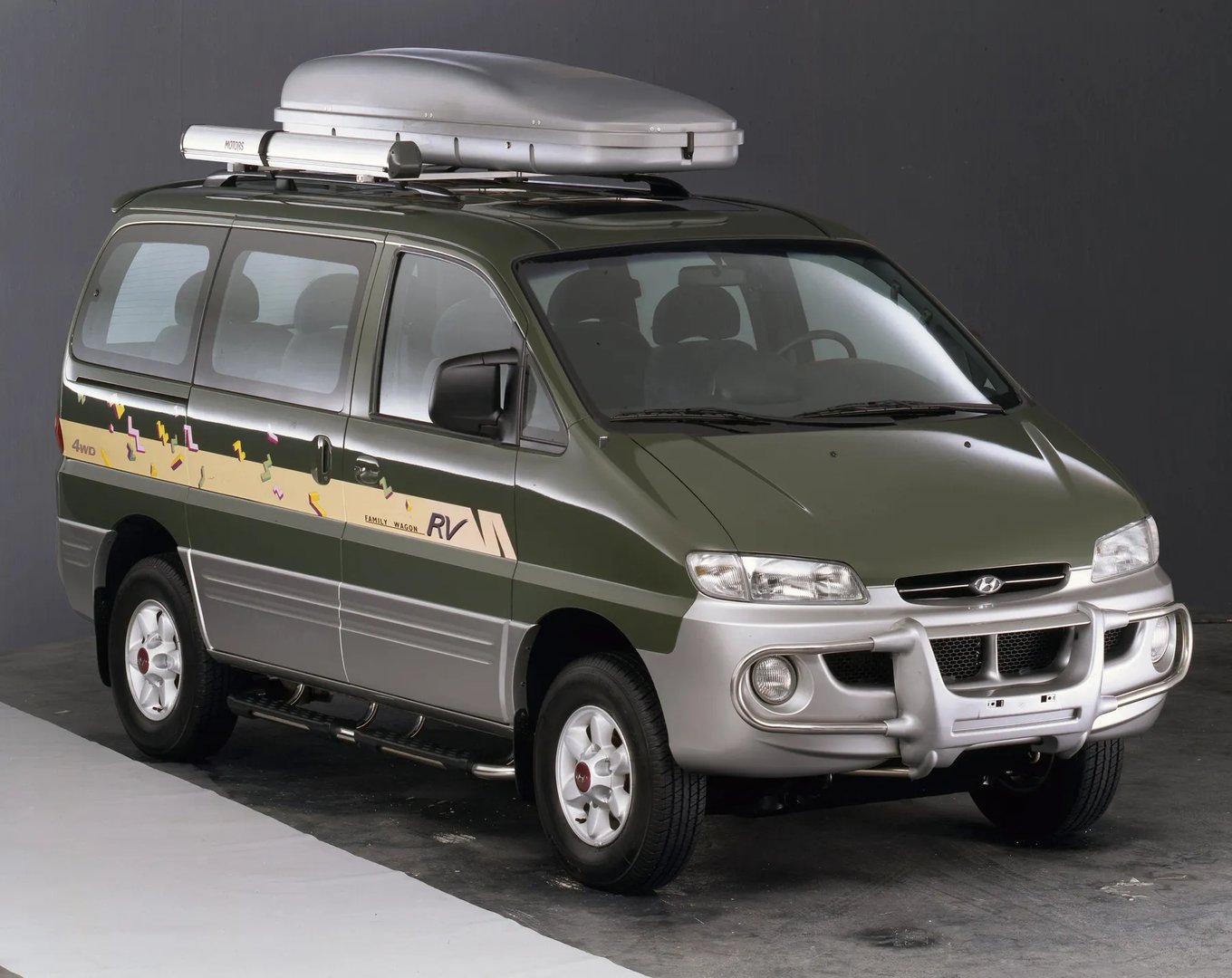 Hyundai_Starex_1_generation__Minivan__1.jpg