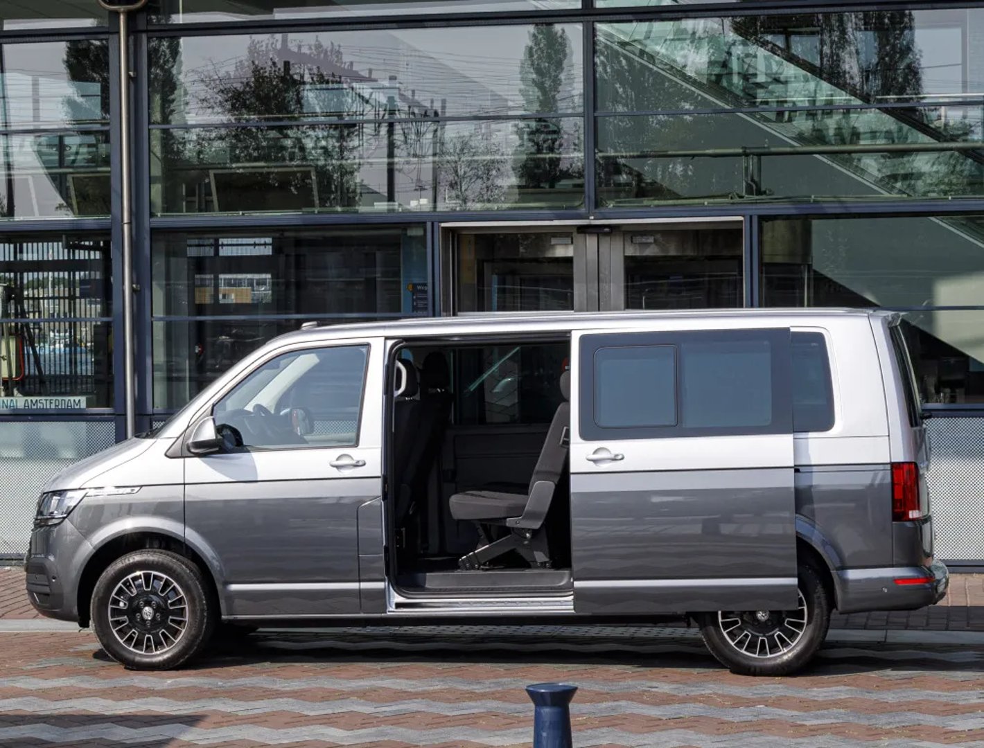 Volkswagen_Caravelle_6_generation_restyling__Minivan_Long__3.jpg