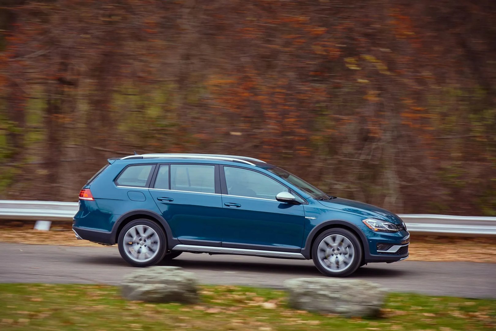 Volkswagen_Golf_Alltrack_7_generation_restyling__Estate_5-door__8.jpg