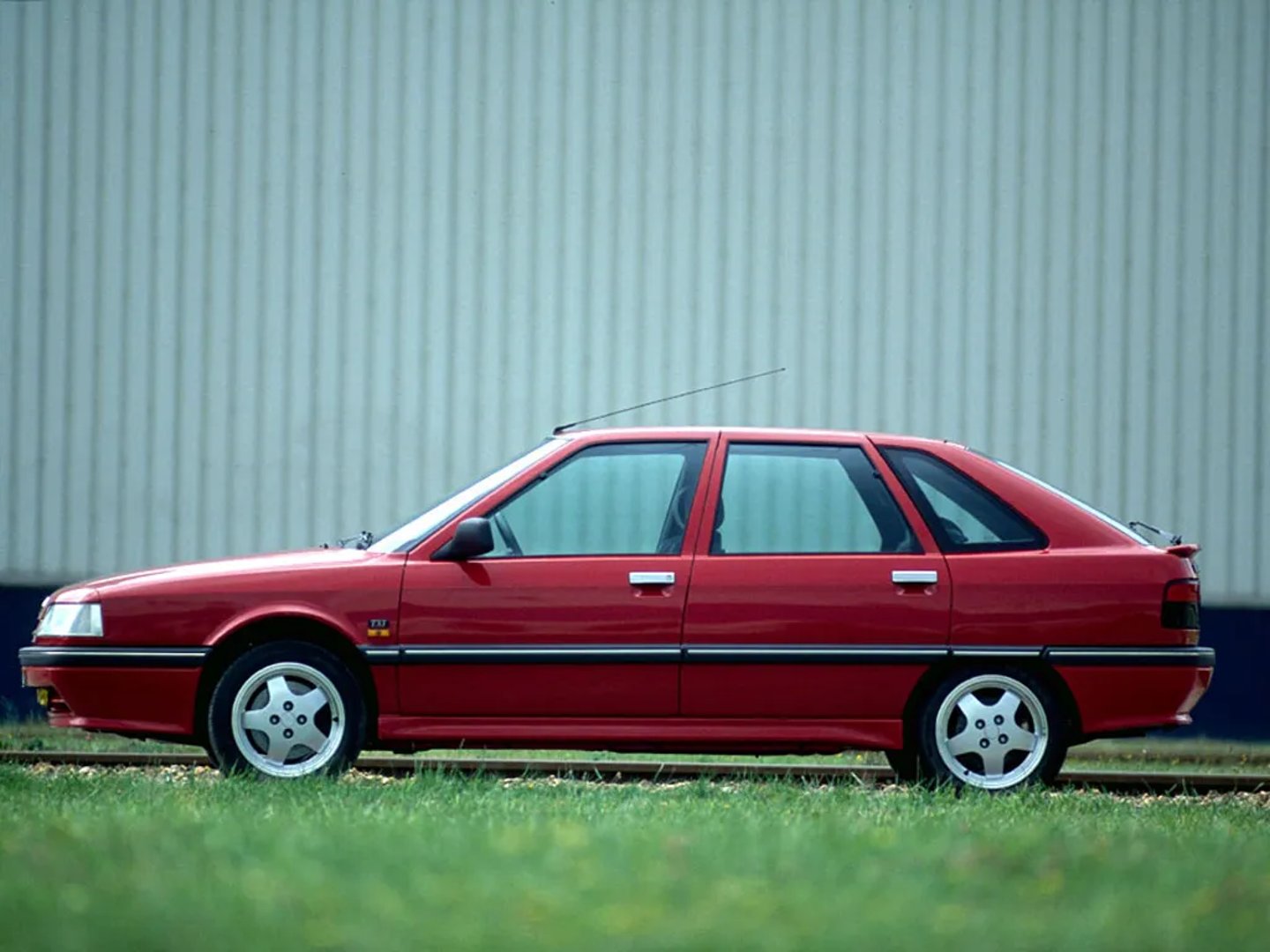 Renault_21_1_generation__Hatchback_5-door__4.jpg