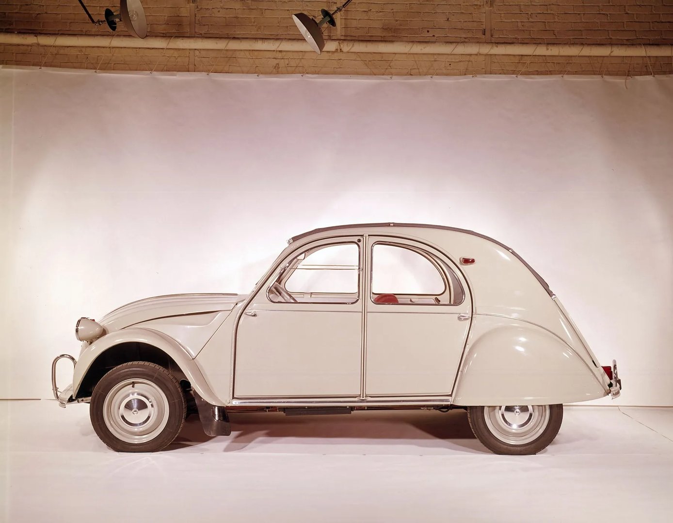 Citroen_2_CV_1_generation__Sedan__7.jpg