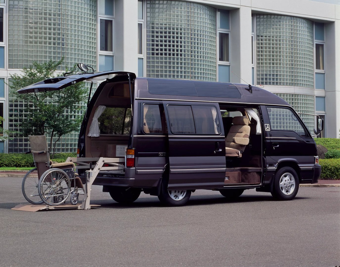 Nissan_Homy_4_generation_restyling__Minivan__1.jpg