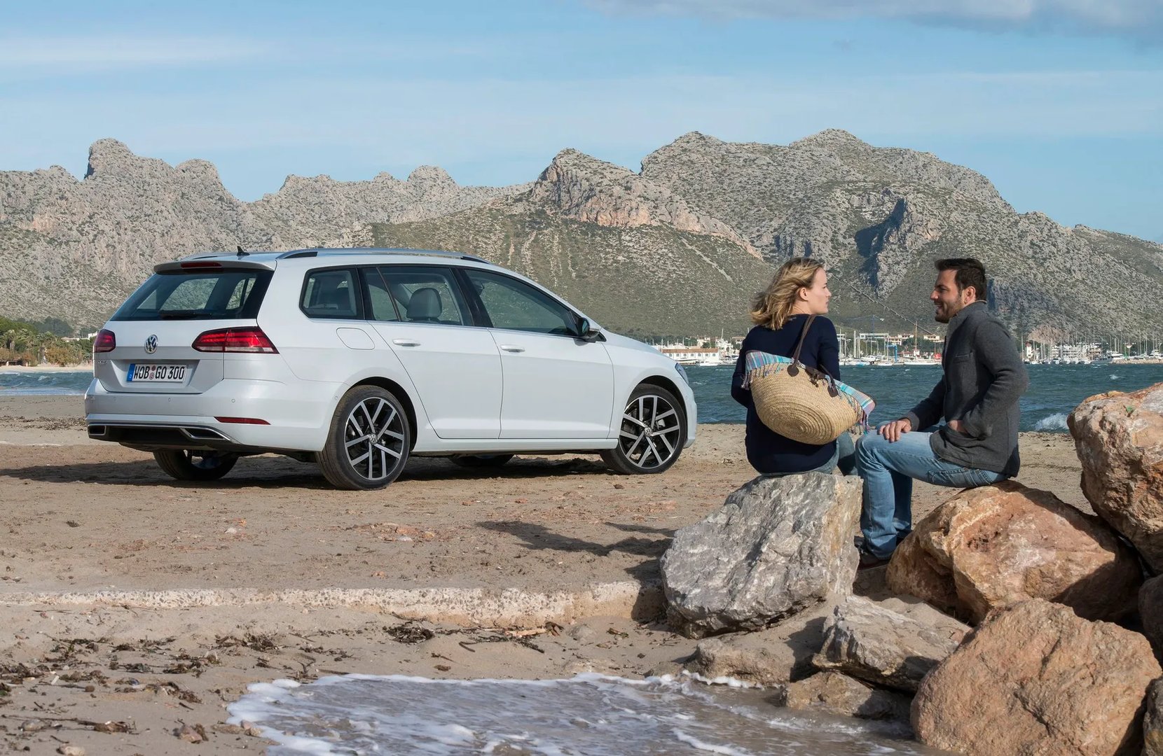 Volkswagen_Golf_7_generation_restyling__Estate_5-door__12.jpg