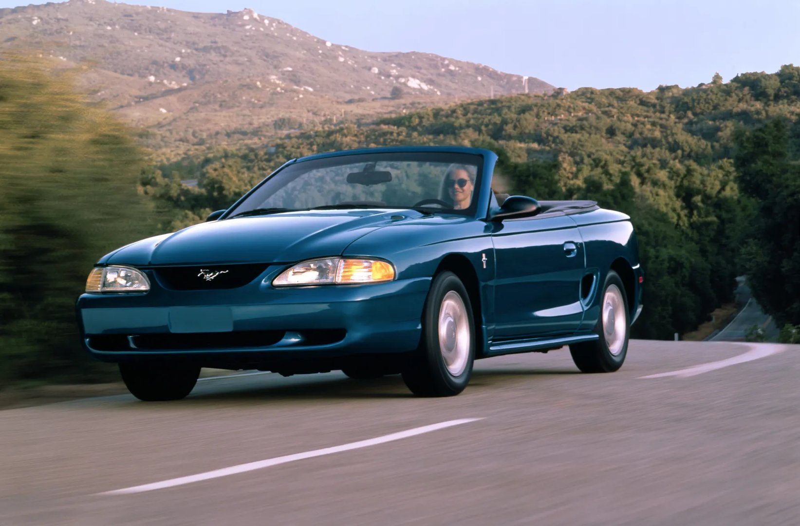 Ford_Mustang_4_generation__Cabrio__2.jpg
