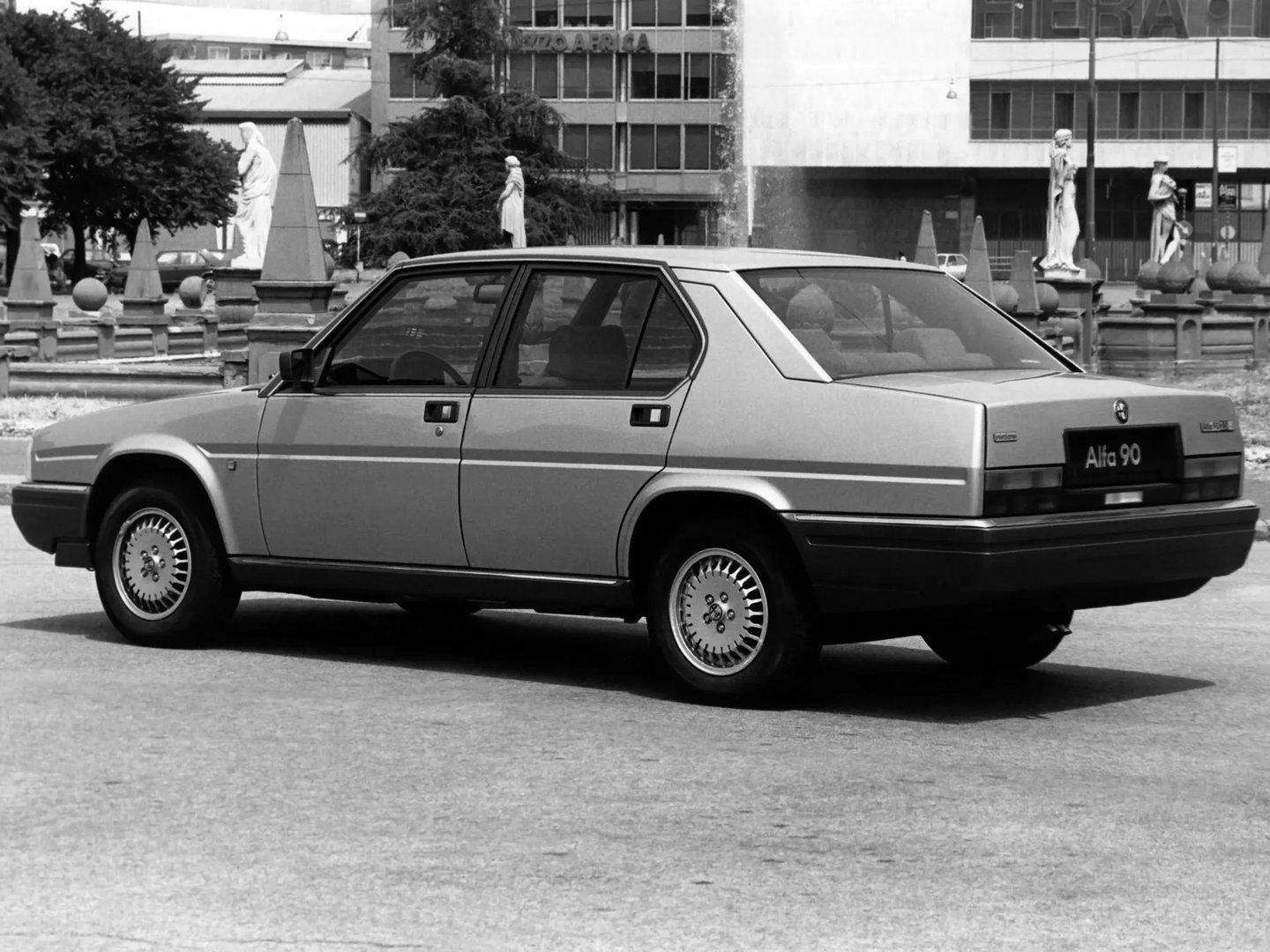 Alfa Romeo_90_1_generation__Sedan__1.jpg