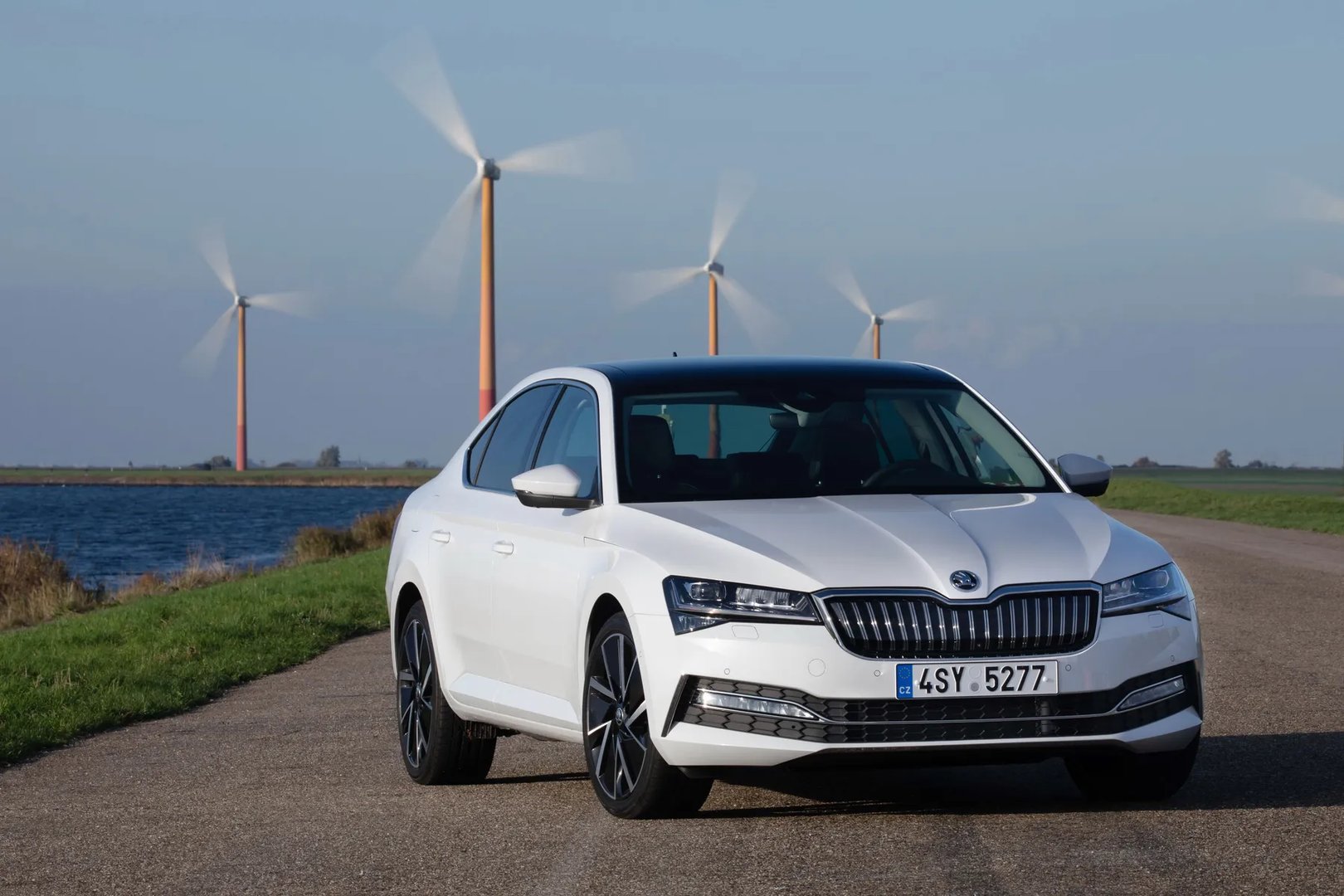 Skoda_Superb_3_generation_restyling__Liftback__12.jpg