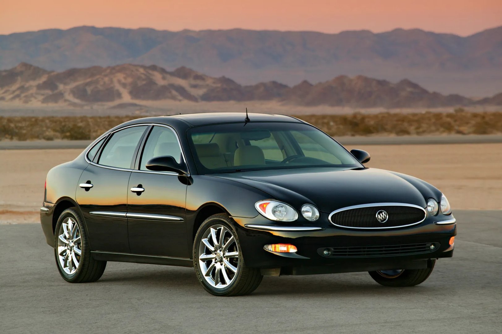 Buick_LaCrosse_1_generation__Sedan__4.jpg