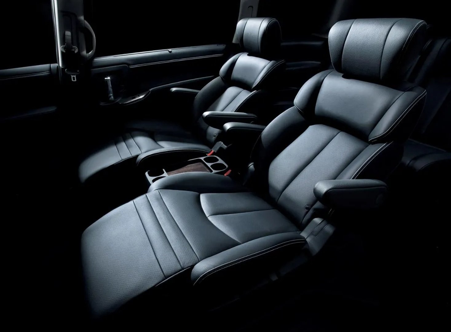 Nissan_Elgrand_3_generation__Minivan__8.jpg