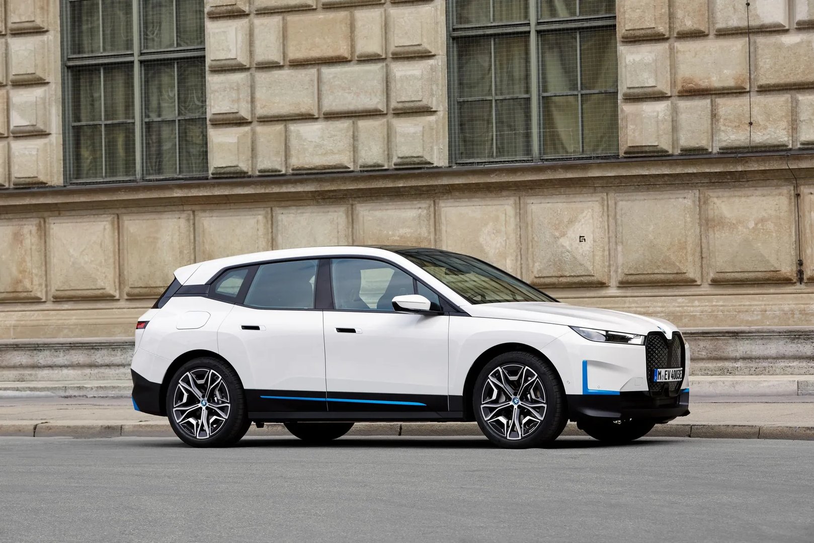 BMW_iX_1_generation__SUV_5-doors__7.jpg
