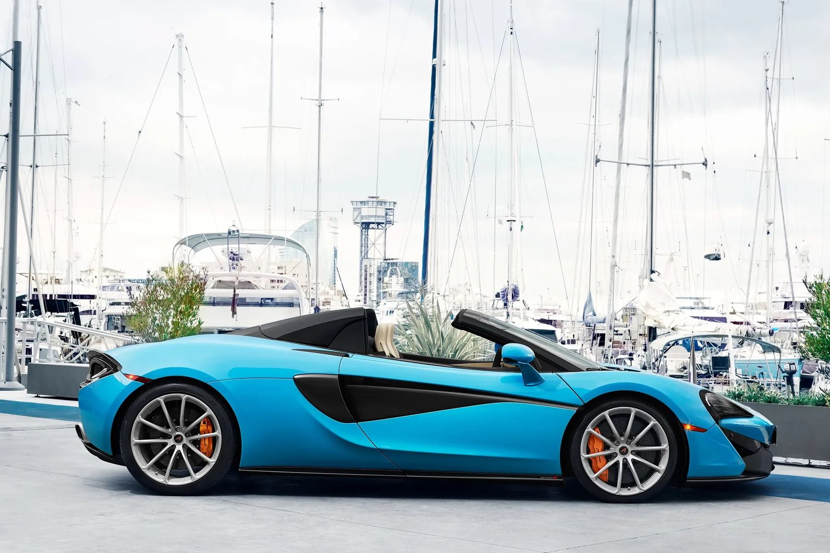 McLaren_570S_1_generation__Roadster__3.jpg