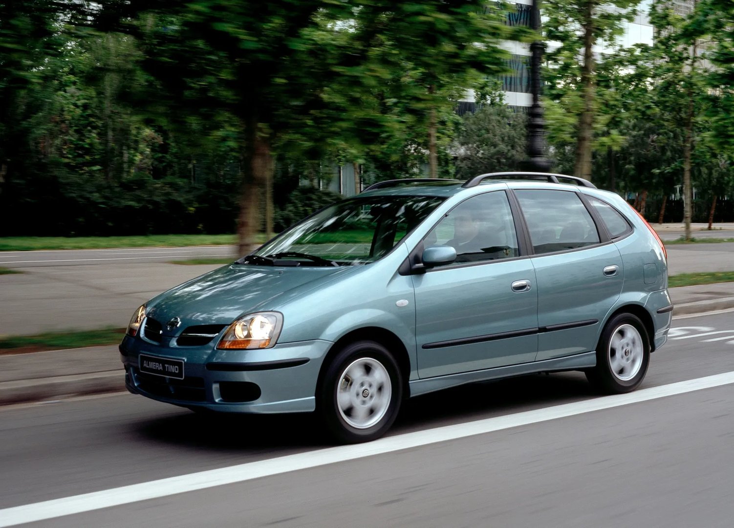 Nissan_Almera_Tino_1_generation__Compact_Van__2.jpg