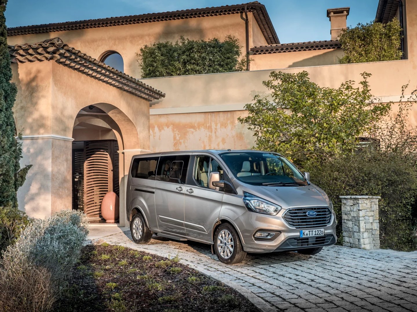 Ford_Tourneo_Custom_1_generation_restyling__Minivan_Long__1.jpg