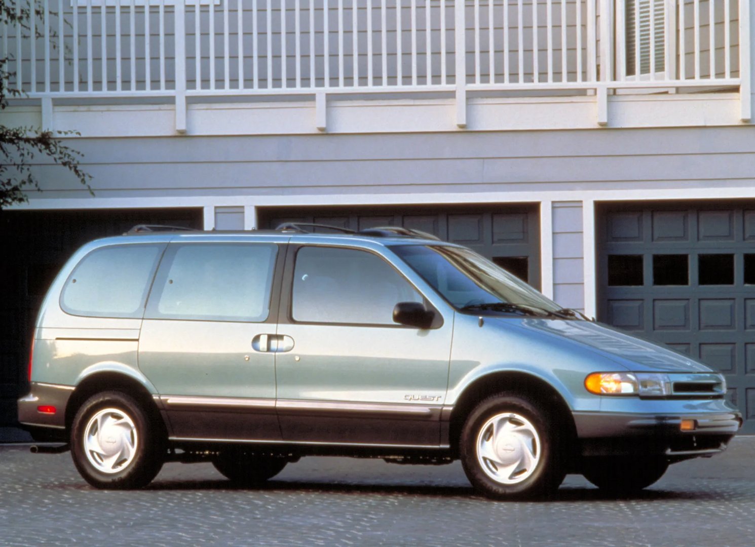 Nissan_Quest_1_generation__Minivan__1.jpg