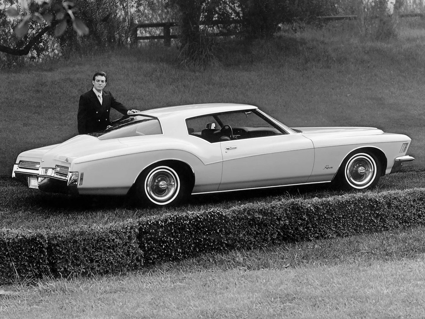 Buick_Riviera_3_generation__Coupe__11.jpg