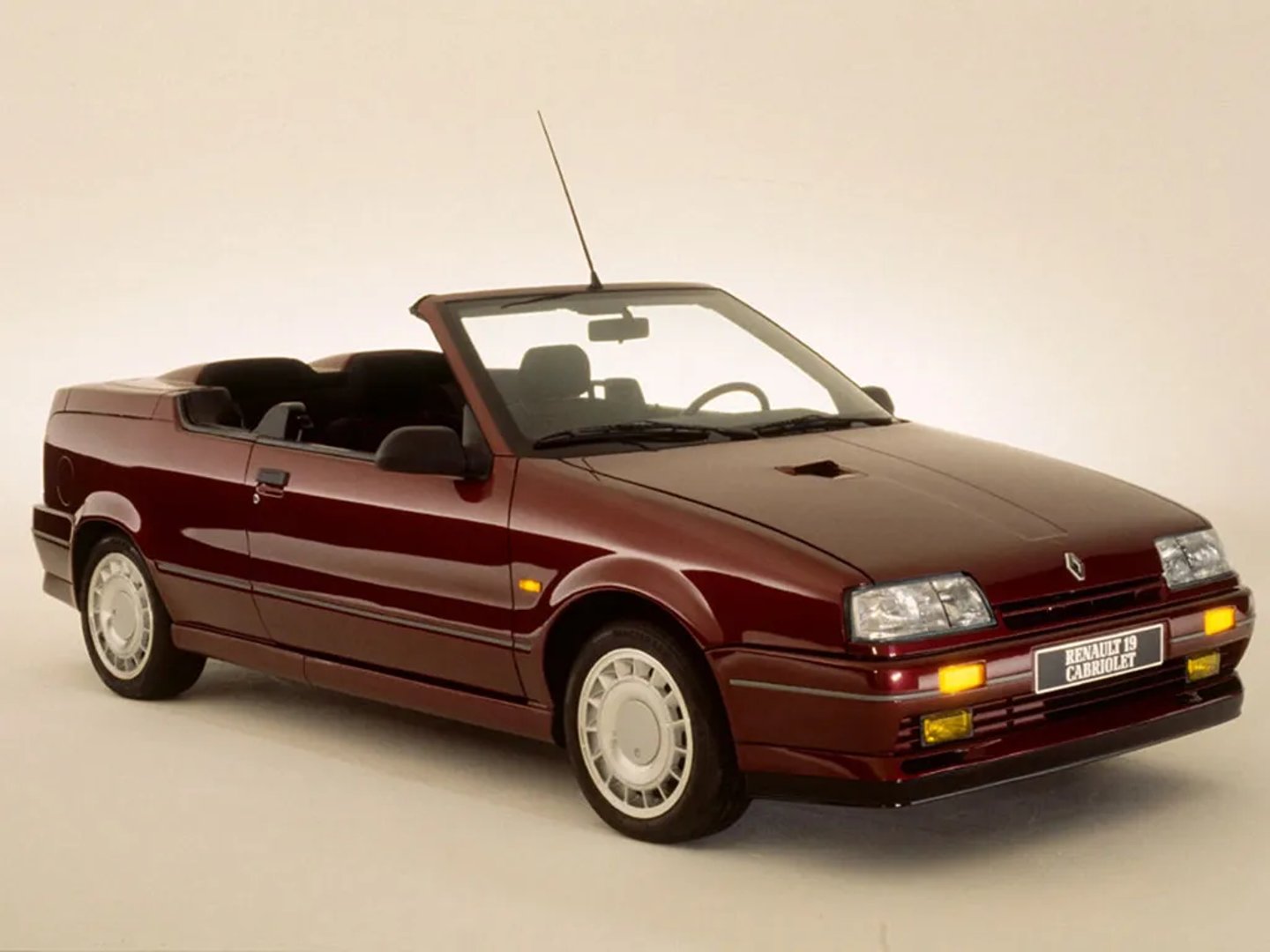 Renault_19_1_generation__Cabrio__2.jpg