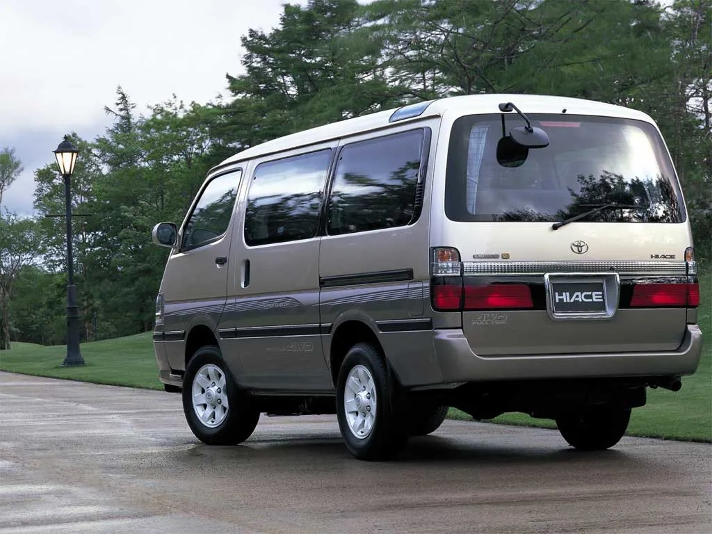 Toyota_HiAce_2_generation__Minivan__1.jpg