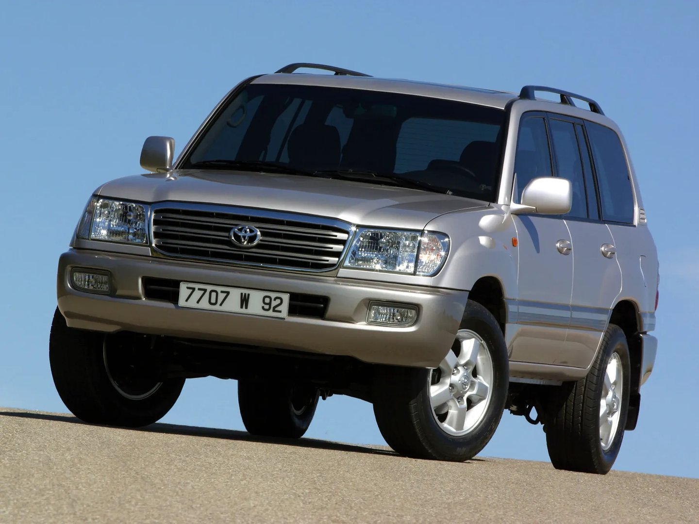 Toyota_LC_10_generation_restyling__SUV_5-doors__2.jpg