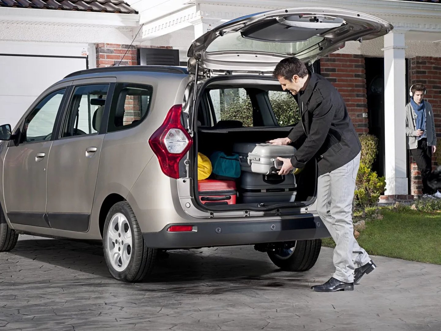 Renault_Lodgy_1_generation__Compact_Van__3.jpg