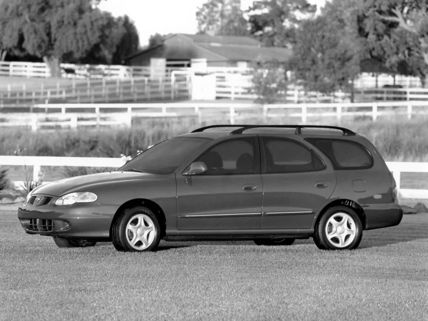 Hyundai_Elantra_2_generation__Estate_5-door__3.jpg