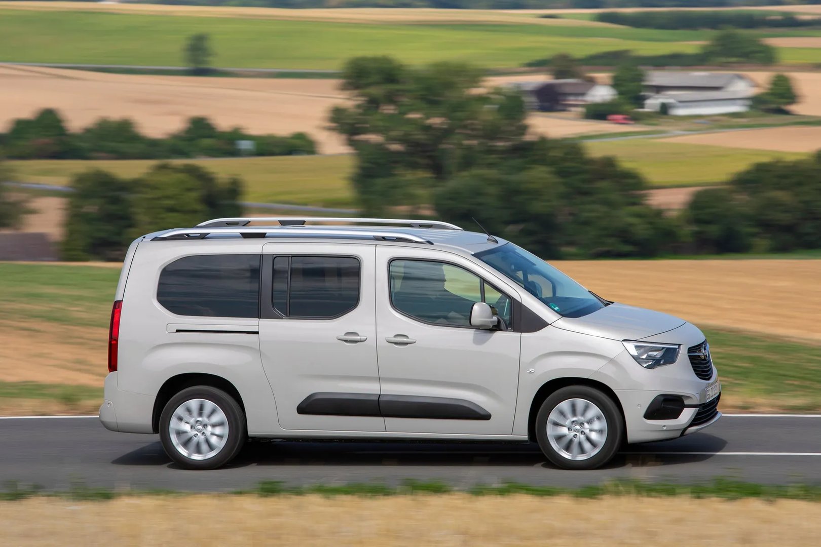 Opel_Combo_5_generation__Compact_Van_Long__2.jpg