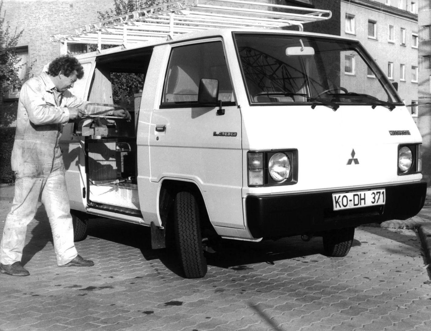 Mitsubishi_L300_1_generation__Van__2.jpg