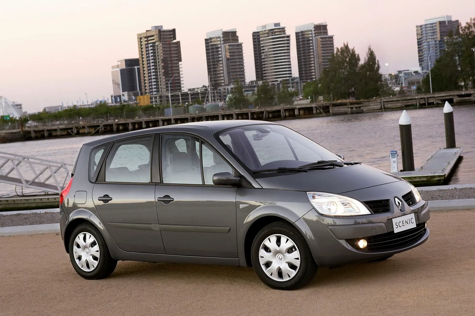 Renault_Scenic_2_generation_restyling__Compact_Van__5.jpg