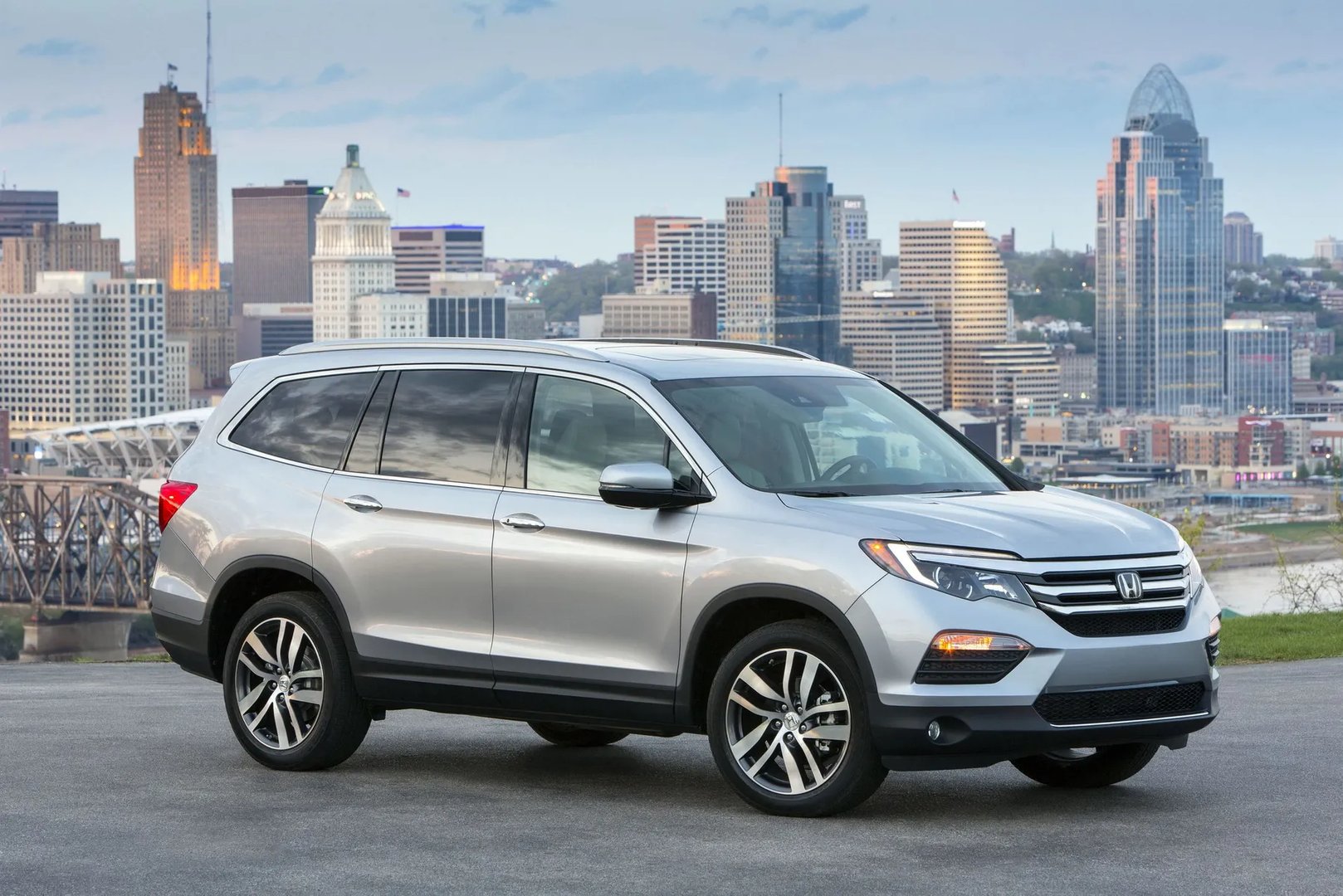 Honda_Pilot_3_generation__SUV_5-doors__3.jpg