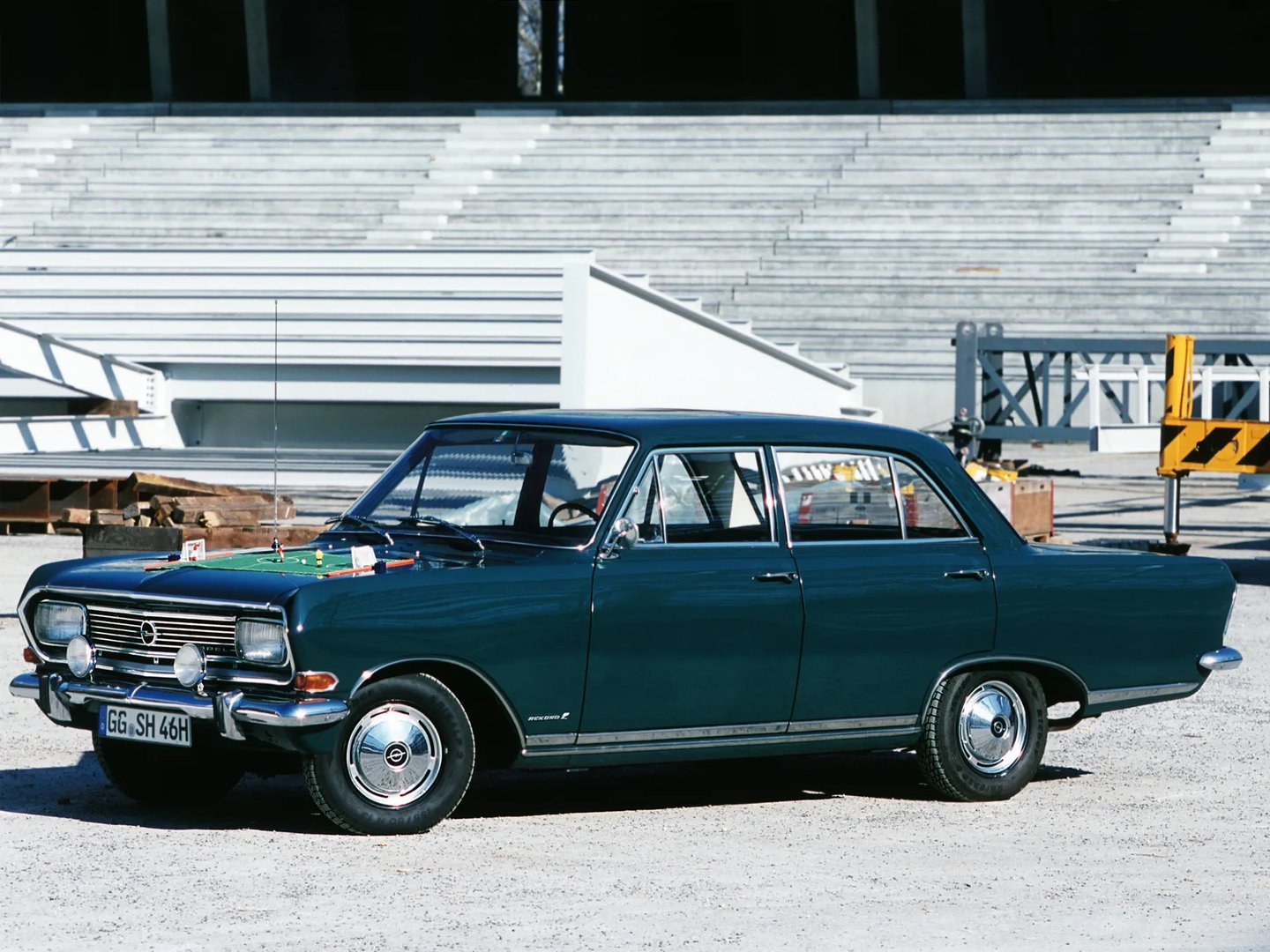 Opel_Rekord_2_generation__Sedan__1.jpg