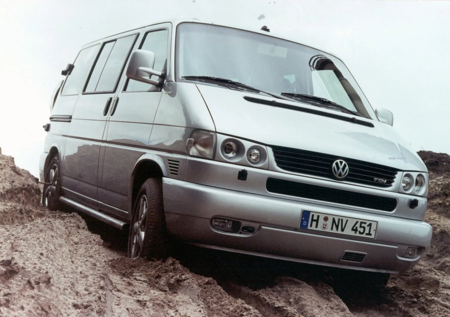 Volkswagen_Multivan_4_generation__Minivan__3.jpg