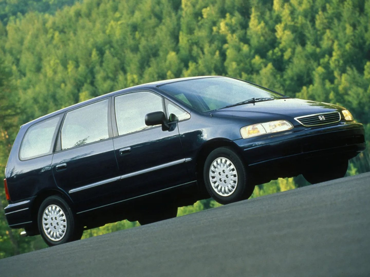 Honda_Odyssey_(USA)_1_generation__Minivan__1.jpg