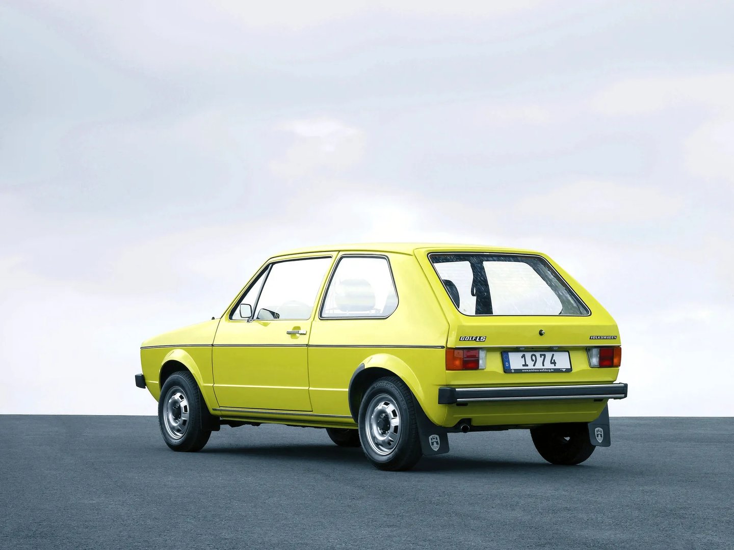 Volkswagen_Golf_1_generation__Hatchback_3-door__1.jpg