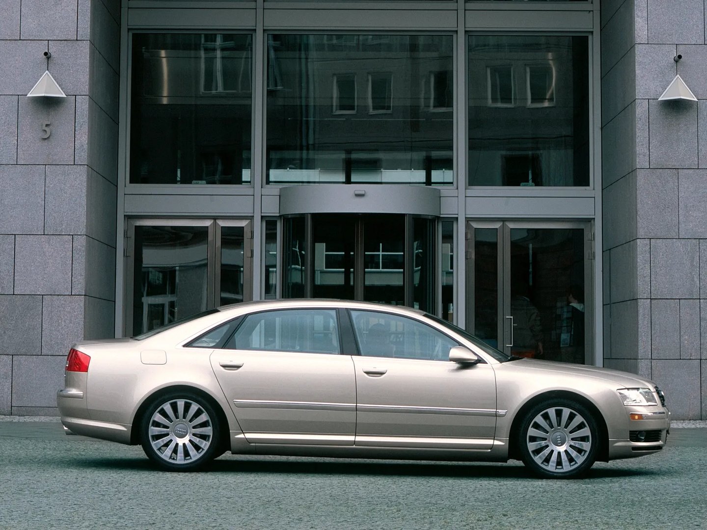 Audi_A8_2_generation__Sedan_Long__7.jpg