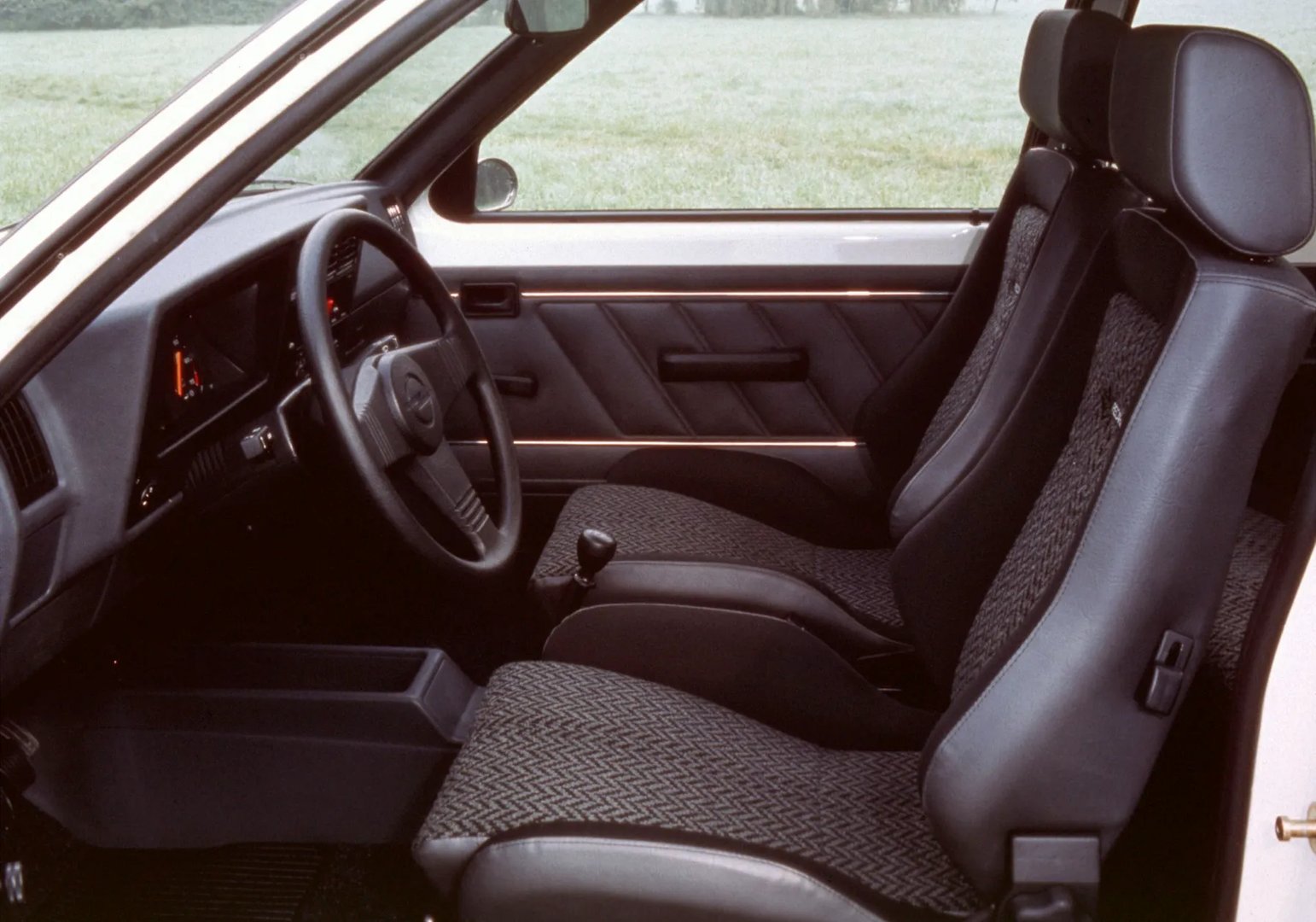 Opel_Kadett_4_generation__Hatchback_3-door__12.jpg