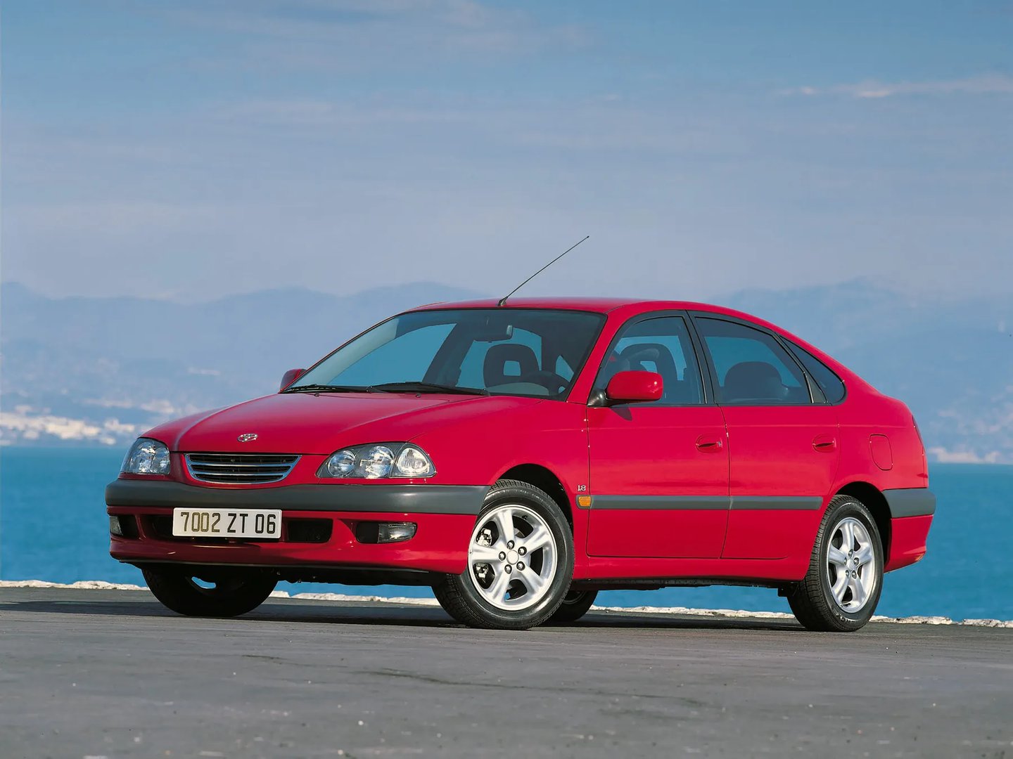 Toyota_Avensis_1_generation__Hatchback_5-door__4.jpg
