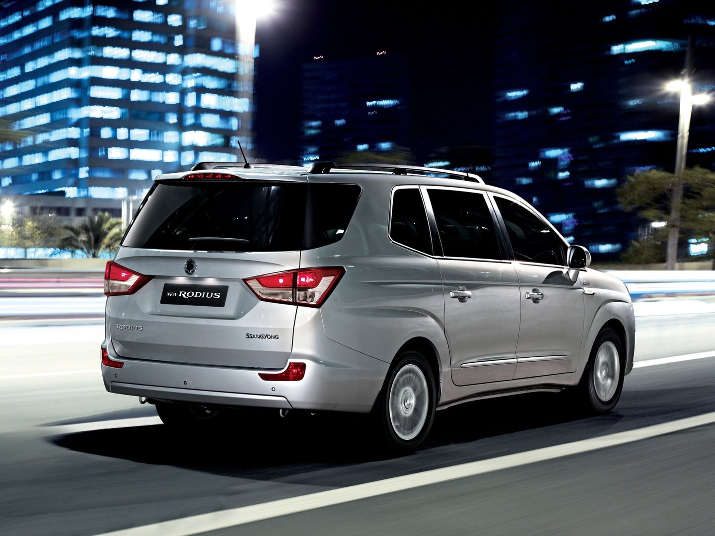 ssangyong_Rodius_2_generation__Minivan__13.jpg