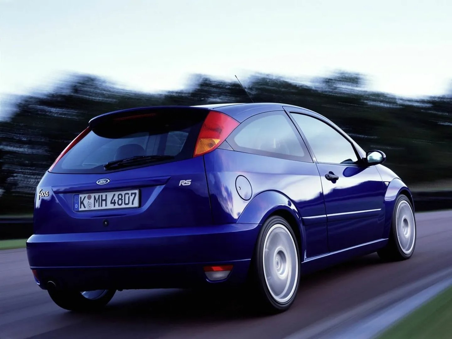 Ford_Focus_RS_1_generation__Hatchback_3-door__2.jpg