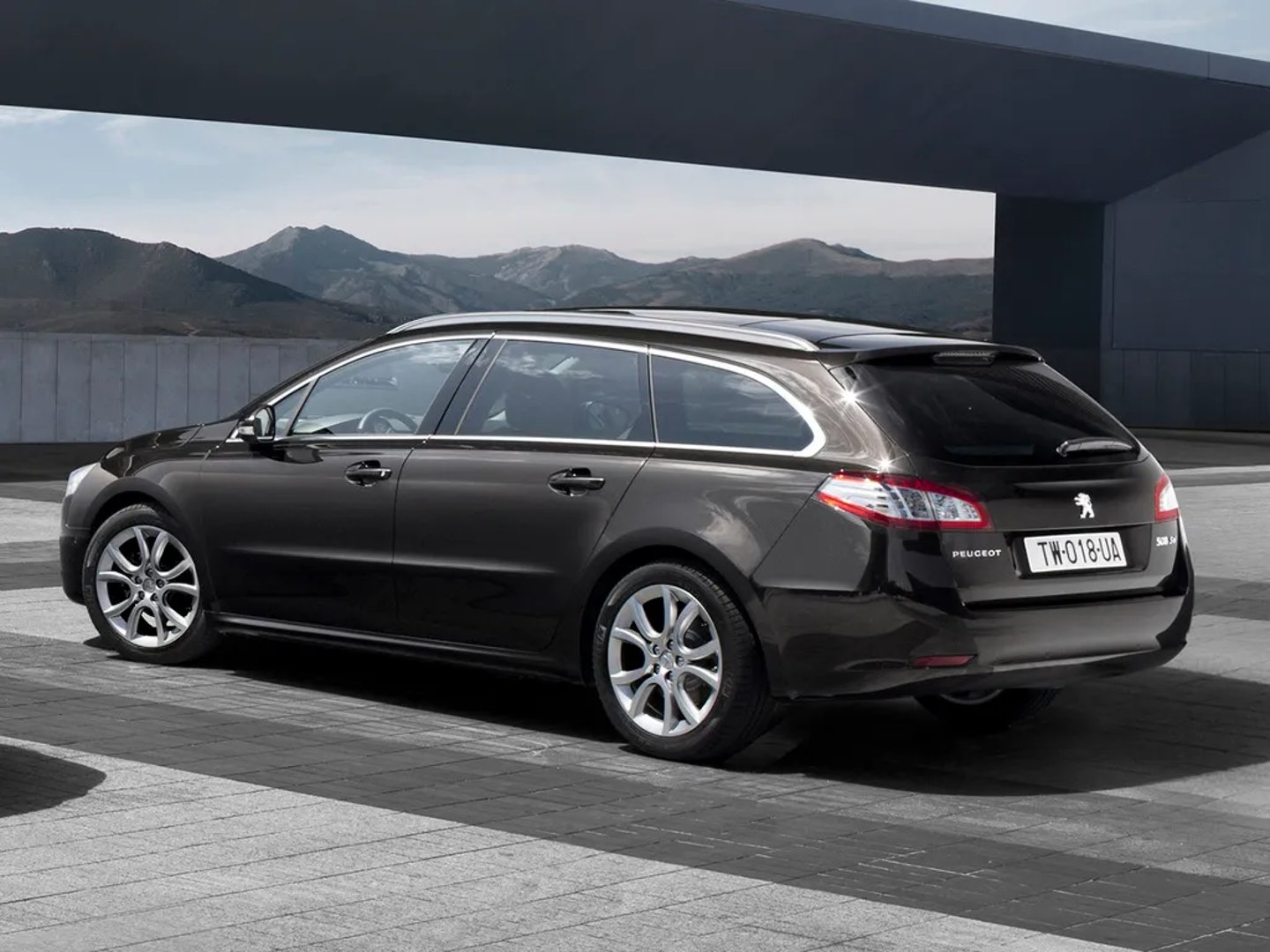 Peugeot_508_1_generation__Estate_5-door__4.jpg