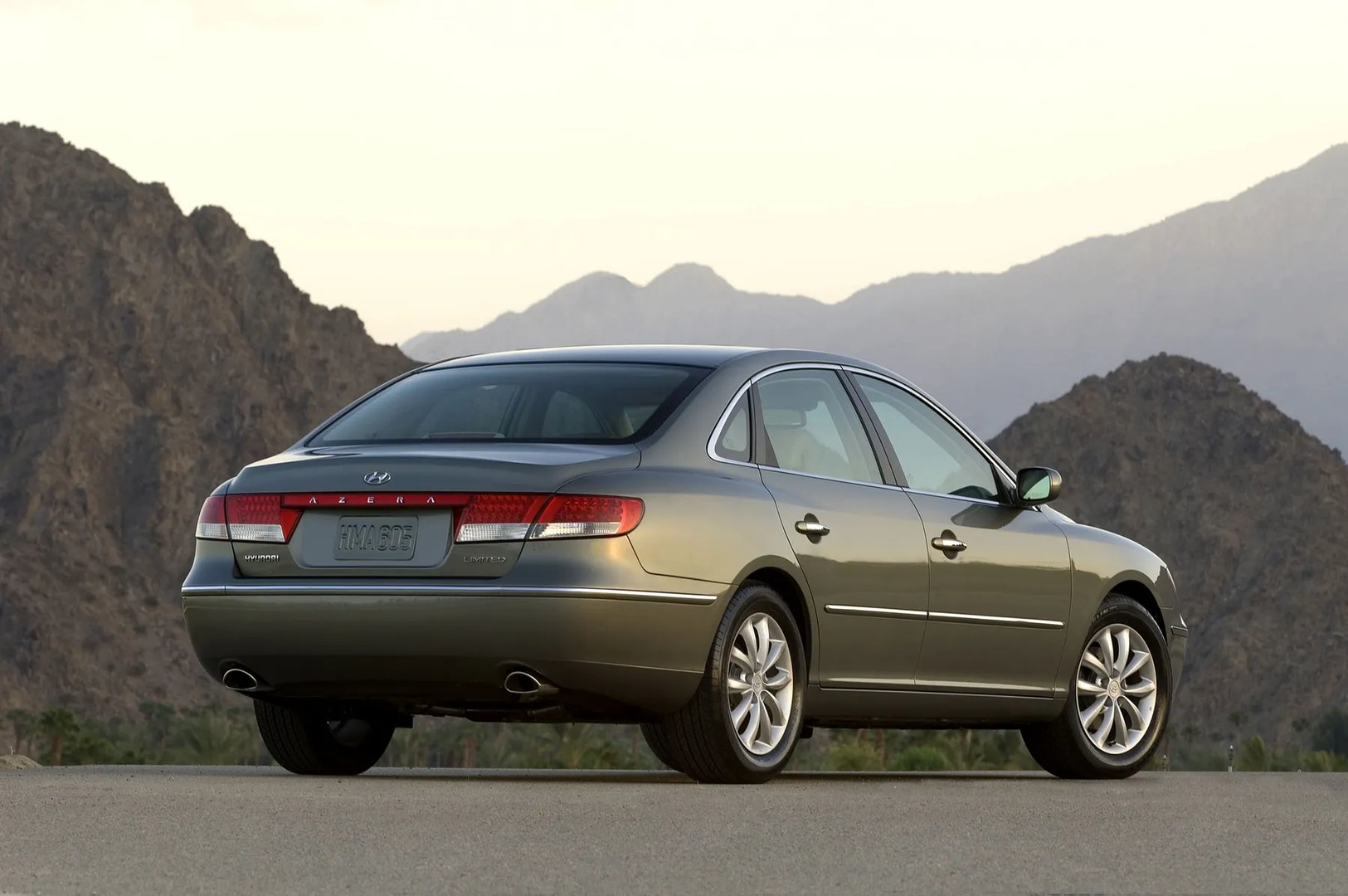 Hyundai_Azera_1_generation__Sedan__12.jpg
