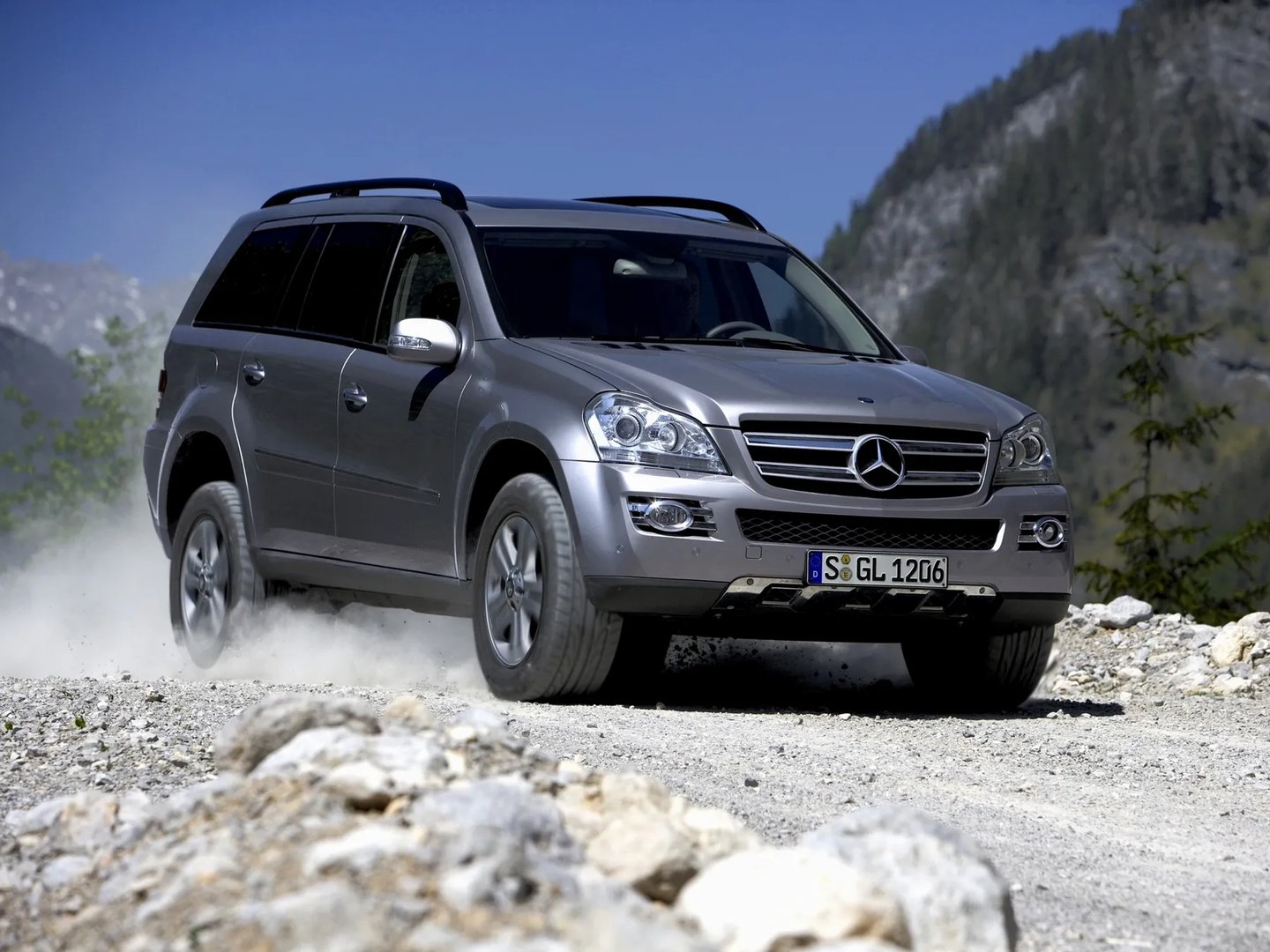 Mercedes_GL-Class_1_generation__SUV_5-doors__2.jpg